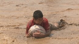 トライで泥だらけ！親子で田んぼラグビー開催 大分　|　大分のニュース｜OBS NEWS｜大分放送