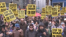 「イランでの戦争をやめろ」全米で抗議デモ　イギリス・ロンドンでも反戦デモ　イラン攻撃から1週間|TBS NEWS DIG