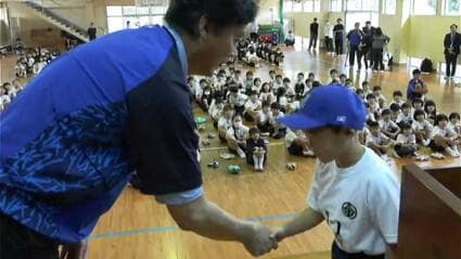 横浜DeNAベイスターズ誕生15周年 元投手の川村丈夫さんが奄美の子ども