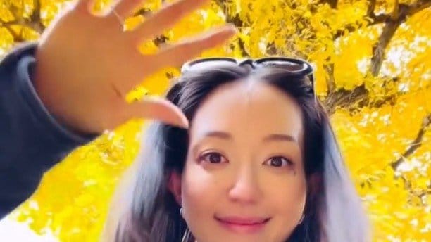 【 松島花 】黄金色のイチョウを背に「色々あるけど笑顔忘れずに」くるくる回ってフォロワーにエール　反応「幸せ動画すぎて保存」|TBS NEWS DIG