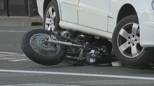 【速報】信号待ちのバイクが乗用車に追突され下敷きに…30代の男性ライダーが全身打撲で病院搬送　乗用車の70代男性から当時の状況聴く　札幌市豊平区|TBS NEWS DIG