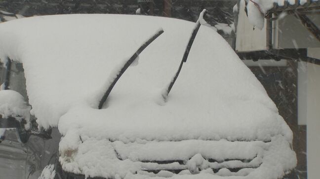 大雪で車にも積もった…ワイパーは「立てた方が良い?」 JAFに聞くと…「立てない方が良い場合もある」 凍ってしまったフロントガラスを熱湯を使って解かすのはアリ?ナシ?|TBS NEWS DIG