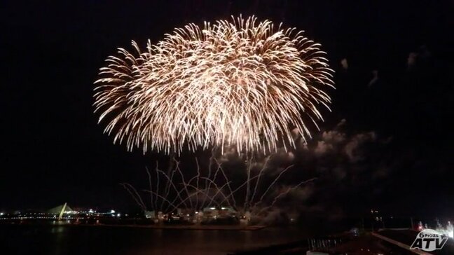 約7000発の大輪 雨上がりの夜空に輝く 青森県八戸市の館鼻漁港で「八戸花火大会」 会場に集まった多くの人を魅了「夏が終わっちゃうかな…」|TBS NEWS DIG