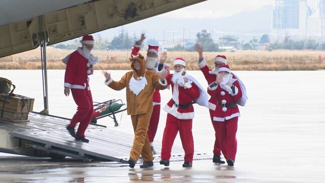 サンタさんが乗ってきたのは？　航空自衛隊美保基地でクリスマスイベント|TBS NEWS DIG
