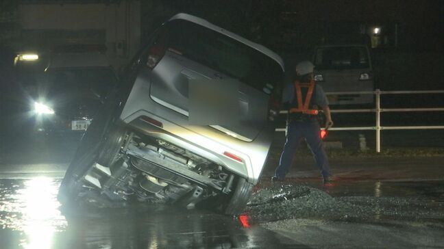 「破裂している、配水量が飛び上がっている」現場周辺の水道管交換へ…水道管破裂で道路陥没　軽乗用車が落ちる事故　島根県松江市|TBS NEWS DIG
