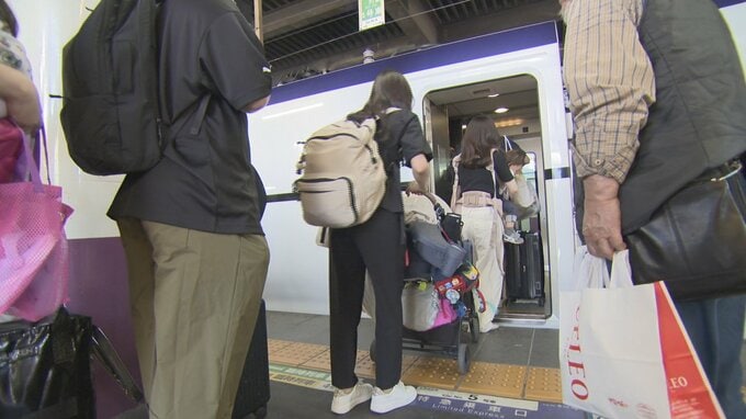 JR甲府駅では土産袋やスーツケースを手にした人で混雑　大型連休のUターンラッシュがピークに　山梨　|　山梨のニュース | ＵＴＹテレビ山梨