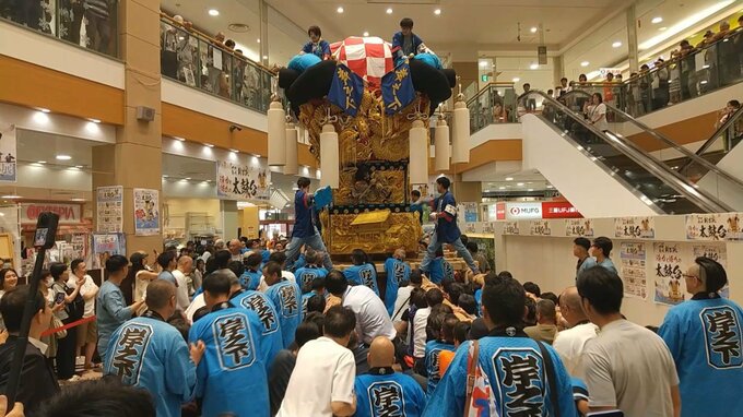 四国三大祭り「新居浜太鼓祭り」の太鼓台が大阪に登場 豪快な差し上げで買い物客を魅|TBS NEWS DIG