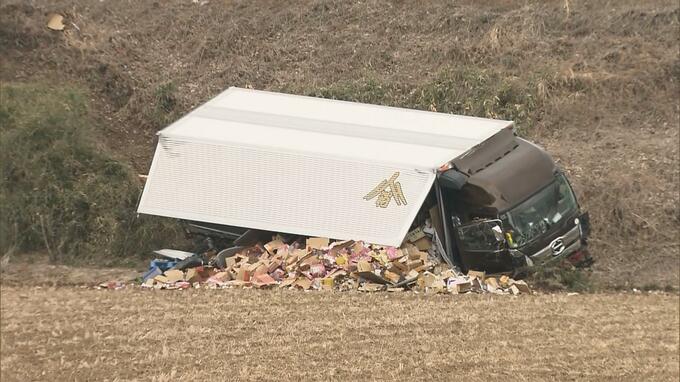 大型トラックが対向車線にはみ出し車と衝突、法面転落　男性運転手がけが　国道4号　福島・二本松市|TBS NEWS DIG