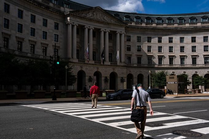 米連邦職員の解雇、政府機関閉鎖のさなかに開始－行政管理予算局長