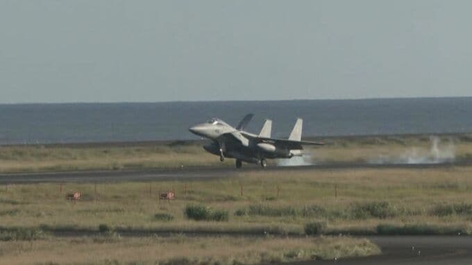 奄美空港にF-15戦闘機4機 タッチアンドゴー訓練|TBS NEWS DIG