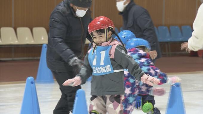 「転んでほっぺ冷たかった」氷上に笑顔咲く　園児がスケートに挑戦|TBS NEWS DIG