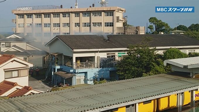 鹿児島市で住宅火災「2階建ての瓦から白い煙…」ＪＲ指宿枕崎線・平川駅近く　屋根裏が火元か|TBS NEWS DIG