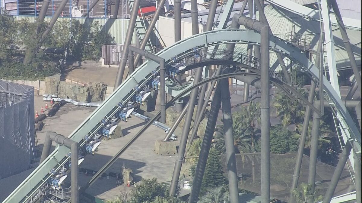 速報】USJ「ザ・フライング・ダイナソー」頂上付近で緊急停止 約1時間