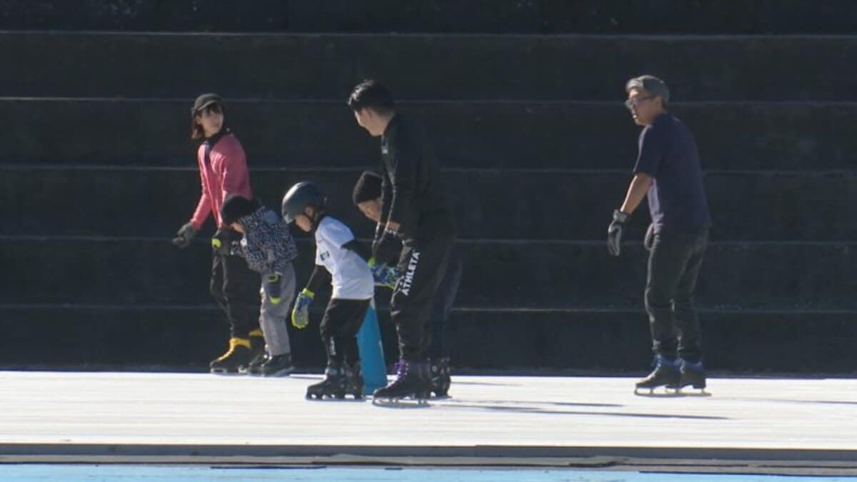 屋外スケートリンクオープン 大勢の家族連れが楽しむ 山梨・富士急ハイ