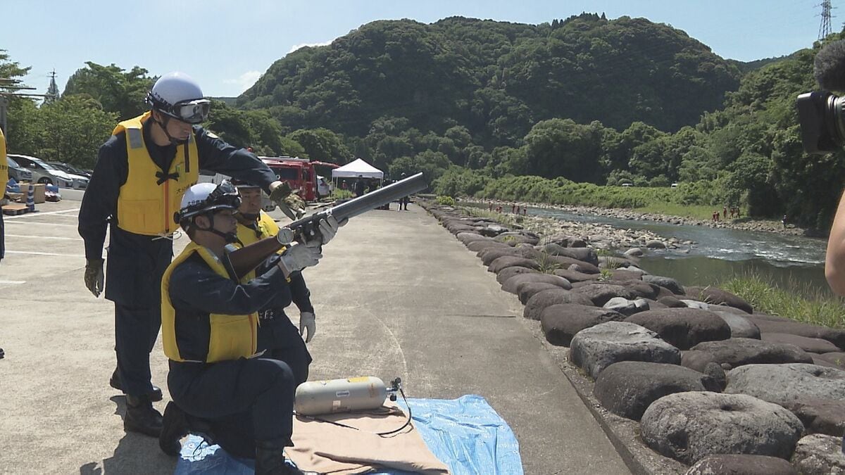 大雨での増水を想定に水難救助訓練　警察と消防が合同で実施　大分