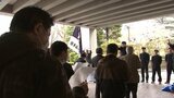 学校の精神的シンボル前に 岩手中・高OBが名所の「石割桜」前で校歌熱唱|TBS NEWS DIG