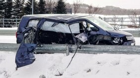 「スリップして衝突」目撃者が119番、中央分離帯に…乗用車は大破し運転の40代女性は骨折か、後部座席の中学生くらいの女性は打撲軽傷 北海道稚内市 国道40号|TBS NEWS DIG