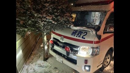 患者搬送中の救急車がスリップし立ち木に衝突 8分遅れで病院到着の80