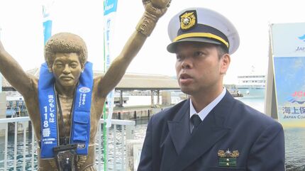 カンムリワシ”具志堅用高さんの銅像がライフジャケットで海の事故防止