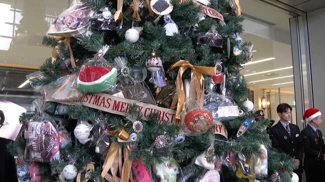 イヤホン、スーツケース、ハンディファン・・・駅を彩る一風変わったクリスマスツリー　その正体は？　JR博多駅にお目見え|TBS NEWS DIG