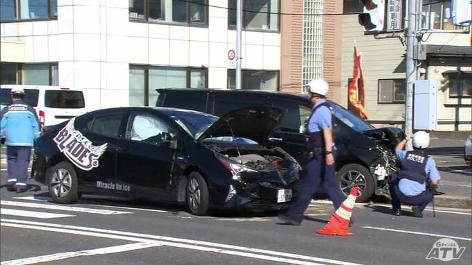 一方の車を運転していたのはアイスホッケーチーム「東北フリーブレイズ」の若林クリス 監督　クラブが明らかに　2歳と5歳の子ども含む男女4人が病院に搬送の車同士の事故　青森県八戸市|TBS NEWS DIG