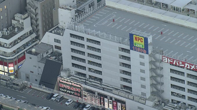 「男性が立体駐車場5階の室外機に引っかかっているようだ」JR博多駅近くの立体駐車場で意識不明の男性発見　上層階から転落か　|　福岡のニュース｜RKB NEWS｜RKB毎日放送