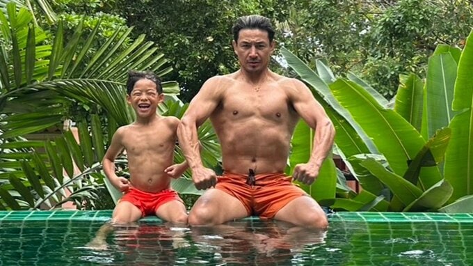 【 魔裟斗 】　「ドラゴンボールの孫悟空とその息子みたい」7歳長男とプールサイドで夏満喫　圧巻の親子ショットを公開「気分はターザン！」|TBS NEWS DIG