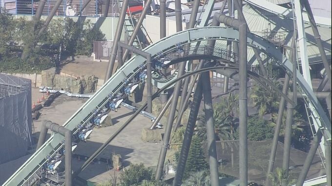 【速報】USJ「ザ・フライング・ダイナソー」頂上付近で緊急停止 約1時間半後に運転再開　”定員32人で満席”だった　乗客全員の避難が完了|TBS NEWS DIG