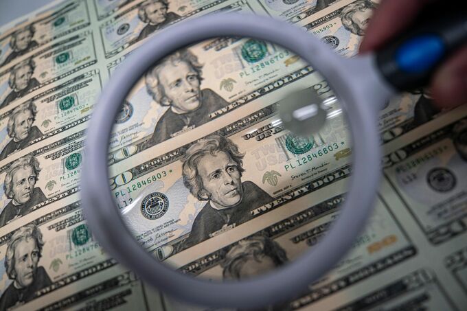 円は対ドルで153円台後半に下落、トランプトレードによるドル高継続