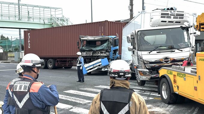 埼玉・北本市の国道で4トントラックとトレーラーの事故　トラックが道を塞ぎ一時通行止めの状態に|TBS NEWS DIG