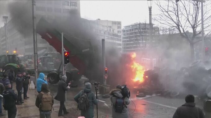ベルギーで農家らの抗議活動激化　路上でタイヤ燃やす