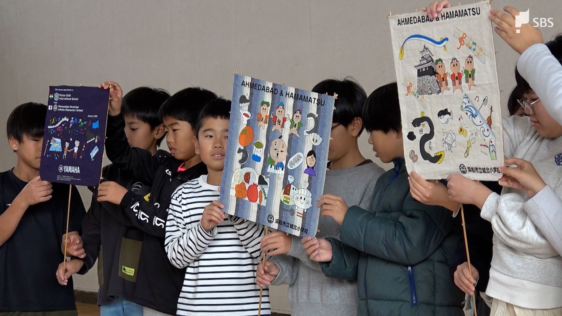 凧 若花田 寺尾 遠州織物」の凧お披露目 ウナギや餃子、ピアノ…地元の小学生がデザイン