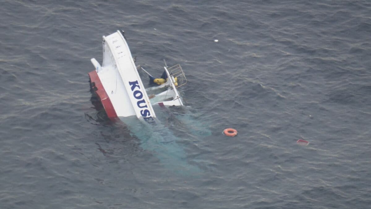 釣り船に貨物船が衝突… 釣り客らが海に投げ出され2人死亡 10人重軽傷 