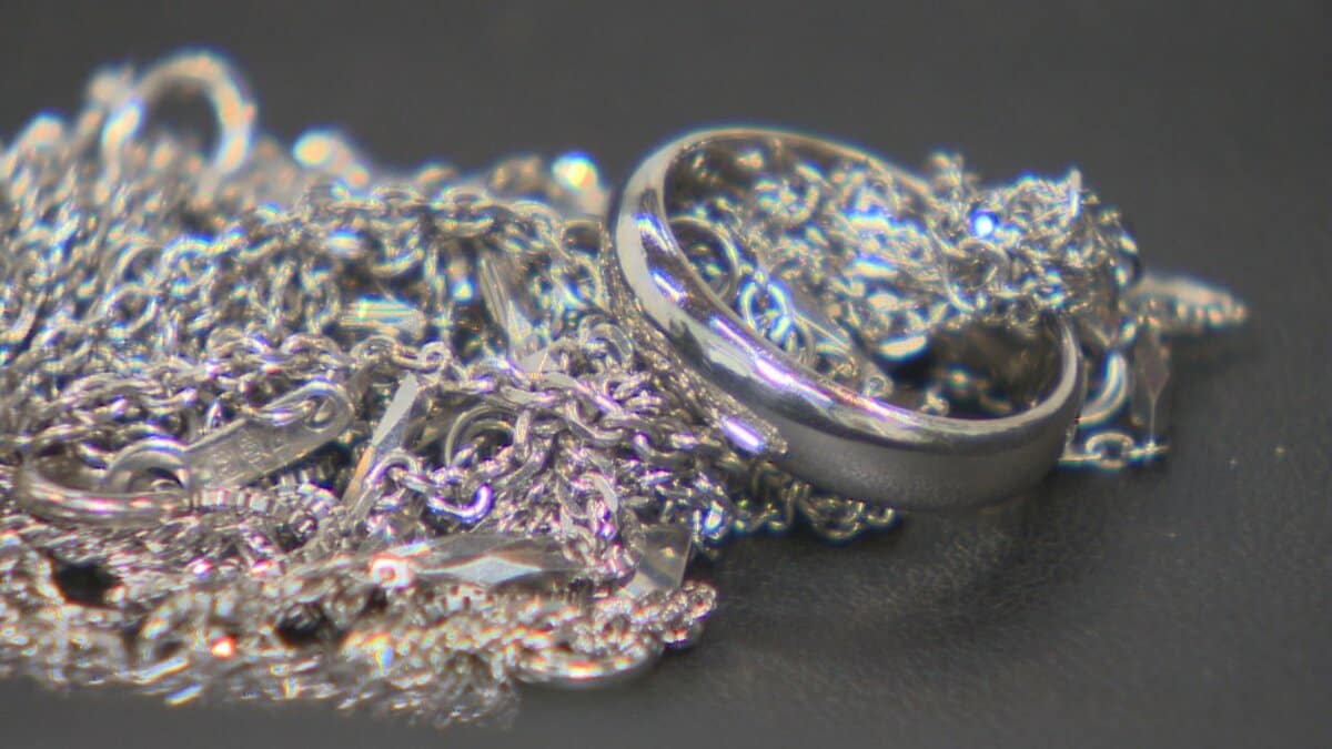 「金に引っ張られる形で上がっている」プラチナは去年の1.5倍以上、銀も高騰　