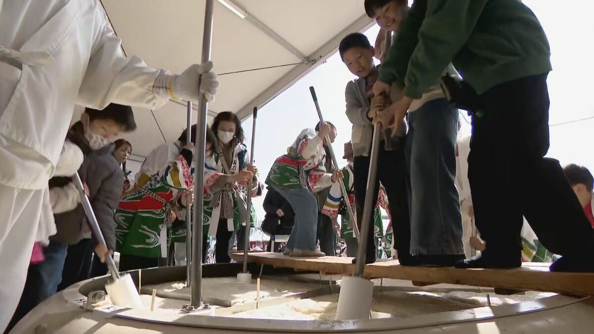 3月1日の｢国府宮はだか祭｣を前に重さ約4トンの大鏡餅の餅つき “神男”はじめ約2000人が参加  もち米は価格高騰の中 奉賛会が育て66俵分を確保