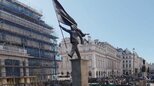 バンクシー新作「巨大な銅像」がロンドン中心部に出現　掲げた旗で顔が覆われ前見えず　盲目的な愛国心への批判か|TBS NEWS DIG