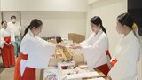 「普段の接客とは言葉遣いが違う」日本航空のスタッフが臨時巫女に 神社で事前研修 元日から初詣客に対応 福岡・宗像大社 | 福岡のニュース|RKB NEWS|RKB毎日放送