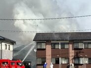 【鎮火】住宅密集地の建物火災　約3時間後の午後2時に消し止められる　富山・滑川市【滑川消防署】　|　富山のニュース｜天気・防災｜チューリップテレビ