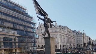 バンクシー新作「巨大な銅像」がロンドン中心部に出現　掲げた旗で顔が覆われ前見えず　盲目的な愛国心への批判か| TBS CROSS DIG with Bloomberg