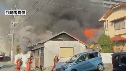 住宅街に黒煙立ち上る 平屋など5棟が全焼 住民の60代男性と孫にけが