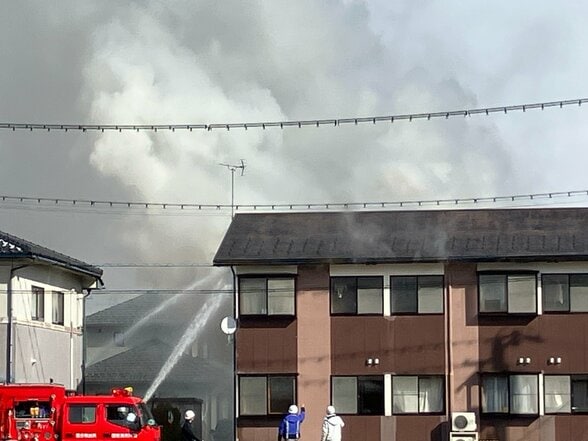 【鎮火】住宅密集地の建物火災　午後2時に消し止められる　富山・滑川市【滑川消防署】　|　富山のニュース｜天気・防災｜チューリップテレビ