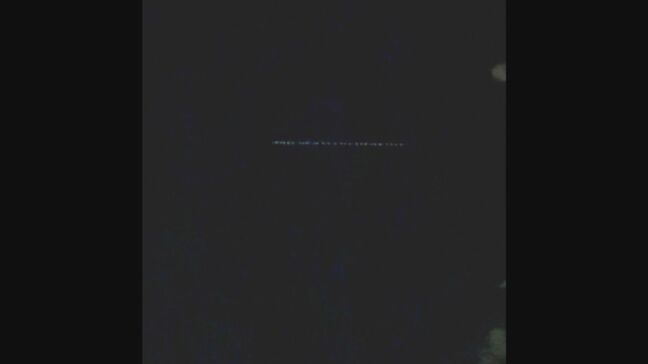 夜空に連なる「謎の光」目撃情報相次ぐ…まるで銀河鉄道？龍の飛んでいる姿？星が何十個も連なっている？　正体は？|TBS NEWS DIG