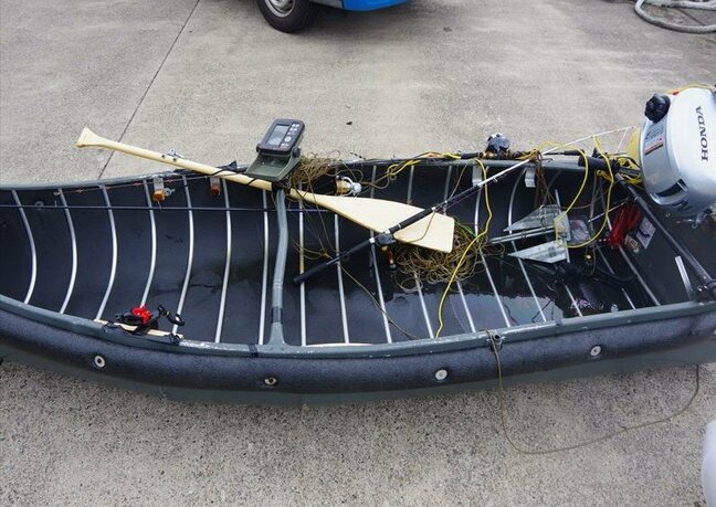 半分沈んだボートから手を振る2人に気付いた作業船が救助　天候急変による高波で浸水しエンジン停止　防波堤の近くで海釣りの長野県と岐阜県の30代男性が一時遭難|TBS NEWS DIG