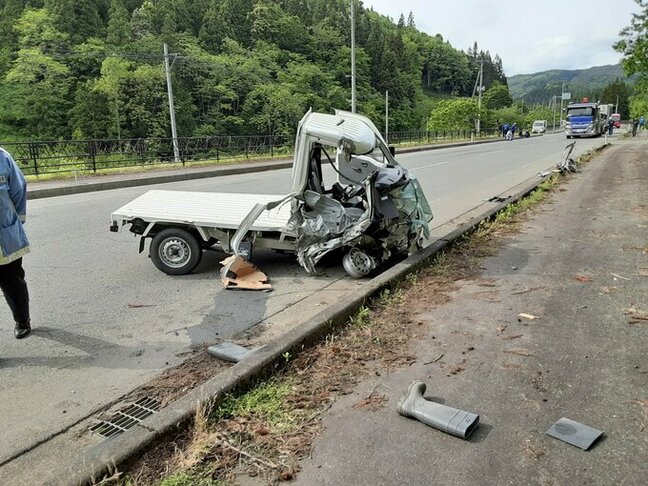 意識不明の男性は南陽市の会社員 運転席部分は原形をとどめず 警察が事故の状況を調べる(山形・南陽市)|TBS NEWS DIG