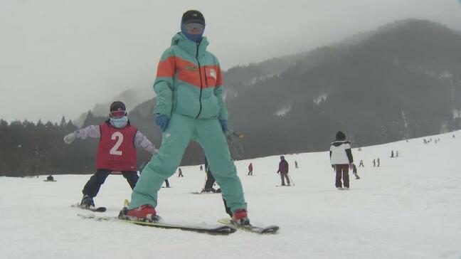 「雨に負けてちゃ滑れない」祝日のスキー場にぎわい 雪不足で2週間遅れのオープンも、まとまった雪で山頂は270cmに 富山|TBS NEWS DIG