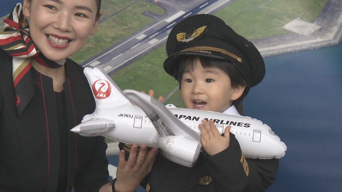 大分空港の利用促進イベント　パイロットの制服試着で記念撮影　|　大分のニュース｜OBS NEWS｜大分放送