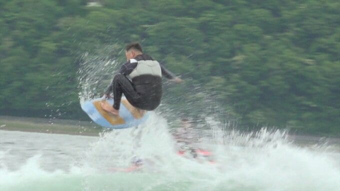湖でサーフィンとウェイクボードの大会　プロ アマチュア約100人が参加　山梨・山中湖　|　山梨のニュース | ＵＴＹテレビ山梨
