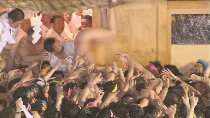 生まれたままの姿でエビ反りに！？「国府宮はだか祭」名場面 神男が儺追殿に入る瞬間は興奮の渦に 愛知・稲沢市|TBS NEWS DIG