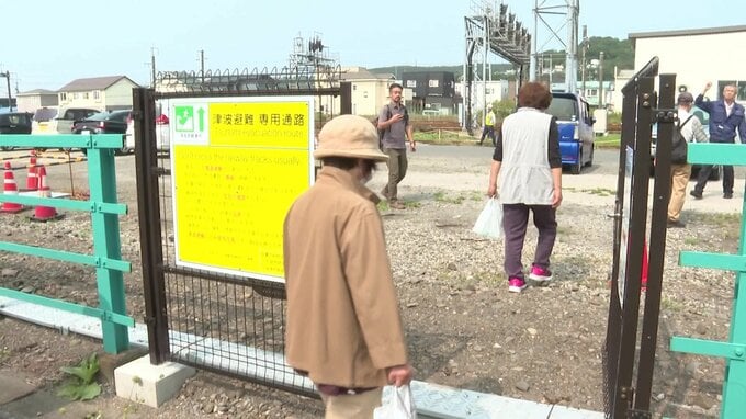 訓練で線路を歩く住民
