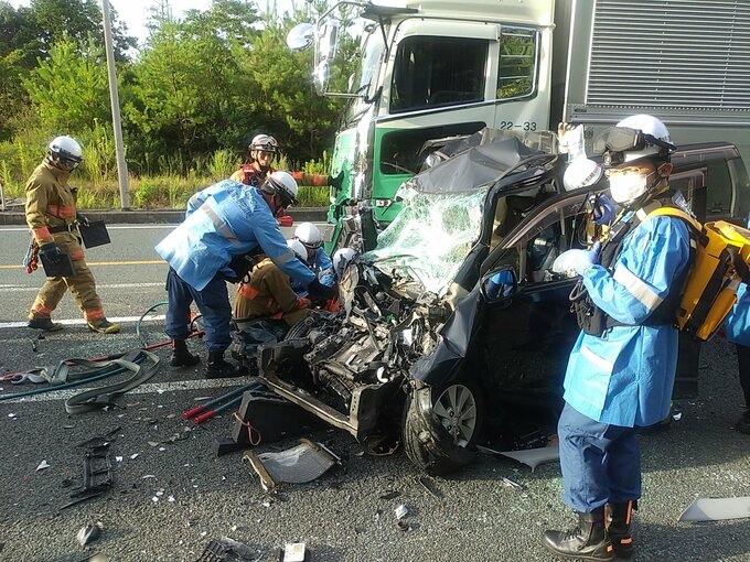 国道2号でトレーラーや軽乗用車など3台が絡む玉突き事故　けが人がいるもよう　通行止めは解除　山口・山陽小野田　|　山口のニュース・天気・防災｜tys NEWS｜ｔｙｓテレビ山口